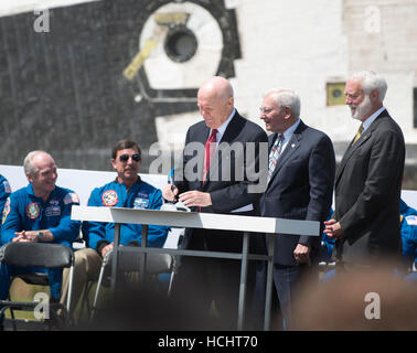 Chantilly, noi. Xix Apr, 2012. Ex Stati Uniti il senatore John H. Glenn segni documenti presso la cerimonia in cui lo Space Shuttle Discovery è firmato sopra per sostituire lo Space Shuttle Enterprise allo Smithsonian Institution di Steven F. Udvar-Hazy Center di Chantilly, Virginia giovedì, 19 aprile 2012. Credito: Ron Sachs/CNP.(restrizione: NO New York o New Jersey o giornali quotidiani nel raggio di 75 miglia da New York City) - nessun filo SERVICE - foto: Ron Sachs/consolidato Notizie Foto/Ron Sachs - CNP/dpa/Alamy Live News Foto Stock