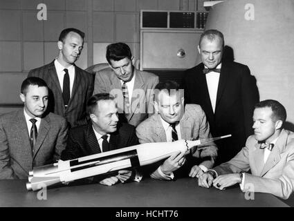 L'originale 7 astronauti Mercury sono raffigurati intorno a un tavolo ammirando un modello Atlas il 30 aprile 1959. In piedi da sinistra a destra sono Alan B.Shepard Jr., Walter M. Schirra, Jr., e John H. Glenn, Jr.; seduta, a sinistra e a destra sono Virgil Grissom I., M. Scott Carpenter, Donald Slayton e L. Gordon Cooper, Jr. Il mercurio 7 astronauti sono stati introdotti al pubblico americano in aprile 1959. I sette criteri di selezione sono stati come segue: 1. meno di 40 anni; 2. meno di 5 piede 11 pollici di altezza: 3. eccellente condizione fisica; 4. laurea in ingegneria o equivalente; 5. test-pilot Foto Stock