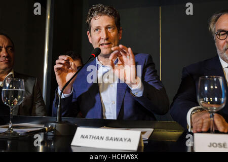 Roma, Italia. 9 dicembre, 2016. Nathan Sawaya partecipa a una conferenza stampa durante "l'arte del mattone' anteprima della fiera presso l Auditorium Parco della Musica di Roma, Italia. La mostra si apre al pubblico il 9 dicembre e durerà fino al 26 febbraio 2017. Nathan Sawaya è un Americano-basato artista che costruisce custom tridimensionale di sculture e grandi mosaici di popolare gli oggetti della vita quotidiana ed è meglio conosciuto per il suo lavoro con standard giocattolo LEGO bricks. Credito: Giuseppe Ciccia/Alamy Live News Foto Stock