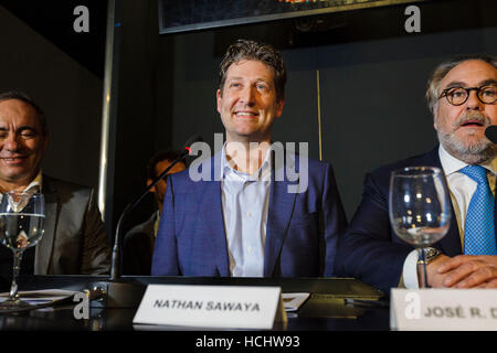 Roma, Italia. 9 dicembre, 2016. Nathan Sawaya partecipa a una conferenza stampa durante "l'arte del mattone' anteprima della fiera presso l Auditorium Parco della Musica di Roma, Italia. La mostra si apre al pubblico il 9 dicembre e durerà fino al 26 febbraio 2017. Nathan Sawaya è un Americano-basato artista che costruisce custom tridimensionale di sculture e grandi mosaici di popolare gli oggetti della vita quotidiana ed è meglio conosciuto per il suo lavoro con standard giocattolo LEGO bricks. Credito: Giuseppe Ciccia/Alamy Live News Foto Stock