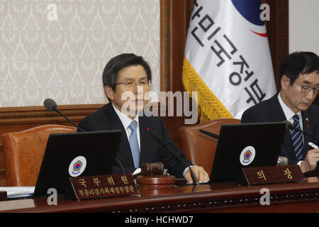 Seoul, Corea del Sud. Il 9 dicembre, 2016. Corea del Sud il Primo Ministro Hwang Kyo-ahn (L) detiene la prima riunione del gabinetto dopo divenne presidente ad interim a Seul, Corea del Sud, Dicembre 9, 2016. Credito: Yao Qilin/Xinhua/Alamy Live News Foto Stock