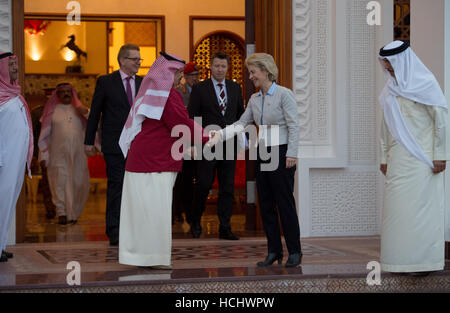 Manama, Bahrain. 09Dec, 2016. Il Re del Bahrein Hamad Bin Isa Al Khalifa è salutare i il Ministro della Difesa tedesco, Ursula von der Leyen (CDU) dal palazzo del re in Manama, Bahrein, 09 dicembre 2016. Il Ministro tedesco è su un periodo di cinque giorni di visita alla regione. Foto: Rainer Jensen/dpa/Alamy Live News Foto Stock