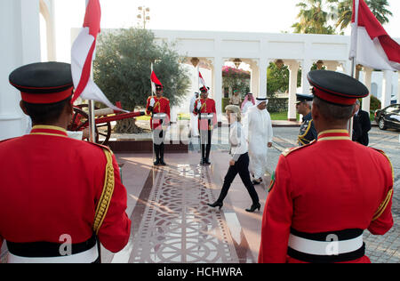 Manama, Bahrain. 09Dec, 2016. Il Ministro della Difesa tedesco, Ursula von der Leyen (CDU) è accolta per i motivi del palazzo del re di Manama, Bahrein, 09 dicembre 2016. Il Ministro tedesco è su un periodo di cinque giorni di visita alla regione. Foto: Rainer Jensen/dpa/Alamy Live News Foto Stock