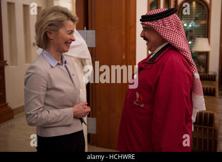 Manama, Bahrain. 09Dec, 2016. Il Re del Bahrein Hamad Bin Isa Al Khalifa è saluto il Ministro della Difesa tedesco, Ursula von der Leyen (CDU) presso il palazzo del re in Manama, Bahrein, 09 dicembre 2016. Il Ministro tedesco è su un periodo di cinque giorni di visita alla regione. Foto: Rainer Jensen/dpa/Alamy Live News Foto Stock