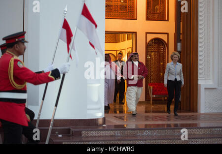 Manama, Bahrain. 09Dec, 2016. Il Re del Bahrein Hamad Bin Isa Al Khalifa è salutare i il Ministro della Difesa tedesco, Ursula von der Leyen (CDU) dal palazzo del re in Manama, Bahrein, 09 dicembre 2016. Il Ministro tedesco è su un periodo di cinque giorni di visita alla regione. Foto: Rainer Jensen/dpa/Alamy Live News Foto Stock