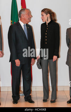 Regina Letizia con il Portogallo del Presidente di Marcelo Rebelo de Sousa partecipare alla Fondazione Champalimaud durante la loro visita di stato Portgal, a Lisbona, mercoledì 30 novembre, 2016. Foto Stock