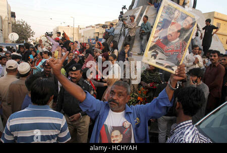 Gli attivisti del MQM-Londra sono riuniti a Liaquat Ali Khan Chowk (Vecchio Mukka Chowk) in area Azizabad per segnare giornata dei martiri, a Karachi il Venerdì, Dicembre 09, 2016. Foto Stock