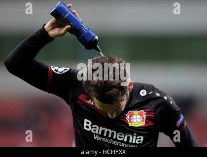 Leverkusen, Germania. 07Th Dec, 2016. Hakan Calhanoglu in azione a la Champions League Gruppo e Bayer Leverkusen vs. come Monaco presso la Baia Arena Leverkusen, Germania Foto Stock