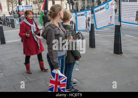 Londra, Regno Unito. Il 9 dicembre 2016. Inminds diritti umani contestatori del gruppo al di fuori del Foreign & Commonwealth Office per chiedere al governo britannico di agire al libero cittadino britannico Fayez Sharary chi era stato arrestato presso la West Bank frontiera con la Giordania sulla loro strada di casa con la moglie e la bimba di 3 anni dopo la visita di famiglia in Palestina in questo mese di settembre. Essi sono stati rilasciati dopo 5 ore di maltrattamenti, ma Fayez è stata torturata in un centro di interrogazione in Israele per 3 settimane fino a quando ha firmato una confessione forzata il 6 ottobre. Egli è stata concessa la cauzione come un giudice ha respinto la confessione perché era ottenere Foto Stock