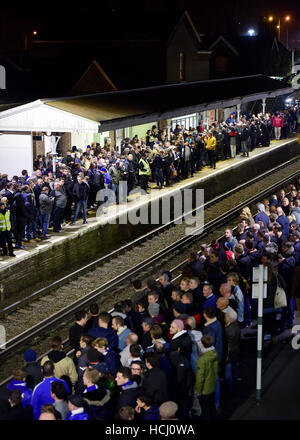 Brighton Sussex, Regno Unito. Il 9 dicembre, 2016. Migliaia di tifosi di cercare di ottenere i treni dalla stazione di Falmer dopo guardando la partita tra Brighton e Hove Albion e Leeds United presso la American Express Community Stadium di questa sera . Interruzione continua sulla rampa meridionale come gli scioperi e le cancellazioni continuare a causare problemi per i viaggiatori Credit: Simon Dack/Alamy Live News Foto Stock