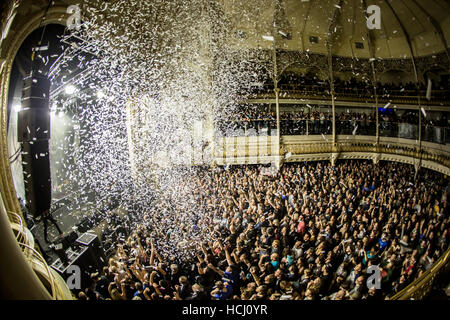 Bournemouth, Regno Unito. 9 dicembre, 2016. Il Levellers live in concerto al O2 Acedemy Bournemouth Credito: Charlie Raven/Alamy Live News Foto Stock