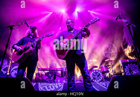 Bournemouth, Regno Unito. 9 dicembre, 2016. Il Levellers live in concerto al O2 Acedemy Bournemouth Credito: Charlie Raven/Alamy Live News Foto Stock