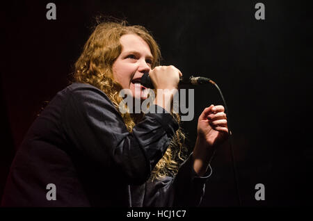 Brighton, East Sussex, Regno Unito. Il 9 dicembre 2016. Kate Tempest, poeta e parola artista, suona dal vivo alla Chiesa di tutti i santi a Hove, East Sussex. La mostra, "Che mangino il caos", è stata una performance del suo nuovo lunga poesia scritta per live performance. Kate Tempest Torna alla città di Brighton & Hove nel maggio del 2017, che è stato scelto come direttore ospite del Festival di Brighton. © Francesca Moore/Brighton fonte/Alamy Live News Foto Stock