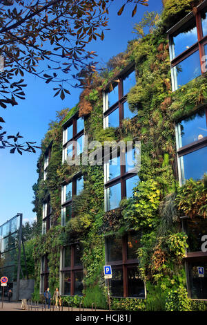 Il Musée du quai Branly-Jacques Chirac (architetto Jean Nouvel), dedicato all'Arte autoctona e globale presenta tribali. Parigi, Francia Foto Stock