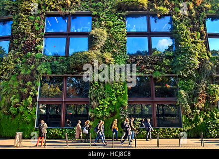 Il Musée du quai Branly-Jacques Chirac (architetto Jean Nouvel), dedicato all'Arte autoctona e globale presenta tribali. Parigi, Francia Foto Stock