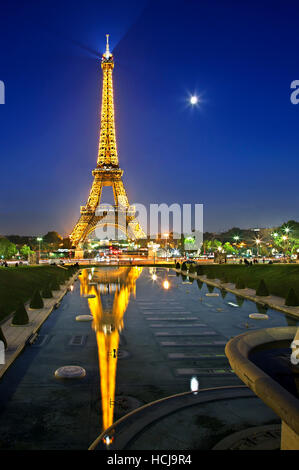 La torre Eiffel riflessa nelle fontane dei giardini Trocadero, Parigi, Francia. Vista dal Palais de Chaillot.