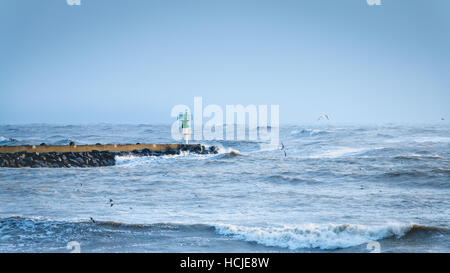 Grande tempesta sul porto di Saint Gilles Croix de Vie, Francia Foto Stock