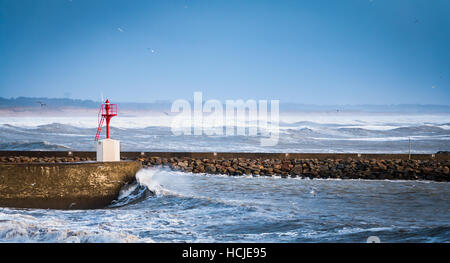 Grande tempesta sul porto di Saint Gilles Croix de Vie, Francia Foto Stock