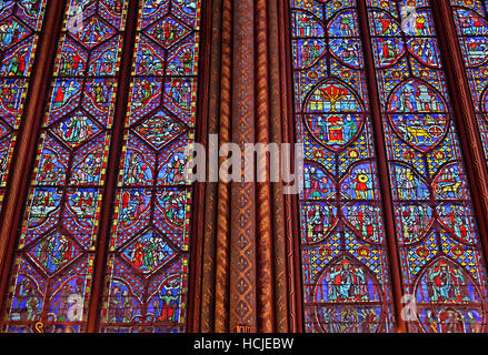 Incredibile le finestre di vetro macchiate nel livello superiore della Sainte-Chapelle sull'Île de la Cité di Parigi, Francia. Foto Stock