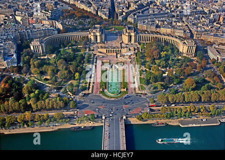 Il Palais de Chaillot e dai giardini del Trocadero. Vista dalla cima della Torre Eiffel. Parigi, Francia. Foto Stock