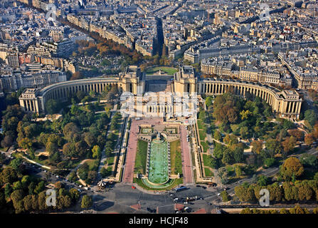 Il Palais de Chaillot e dai giardini del Trocadero. Vista dalla cima della Torre Eiffel. Parigi, Francia. Foto Stock