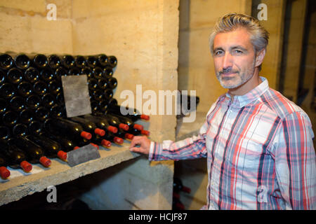 Uomo in cantina Foto Stock