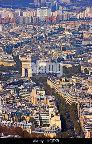 Vista del Arc de Triomphe ('Arco di Trionfo) dalla sommità della torre Eiffel. Parigi, Francia. Foto Stock