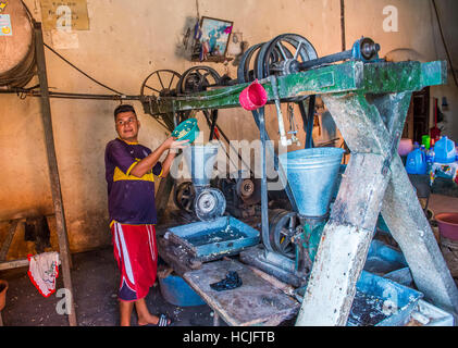Uomo di Salvadoran lavorare ad una tortilla di mais impasto in fabbrica Suchitoto El Salvador. Il mais è stato un cibo di graffa in America centrale poiché le culture pre-Colu Foto Stock