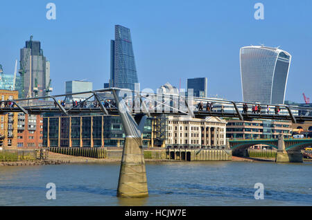 Londra, UK, 17/03/2016 giornata soleggiata sul Tamigi. Occupato Millenium Bridge e la cattedrale di St Paul Foto Stock