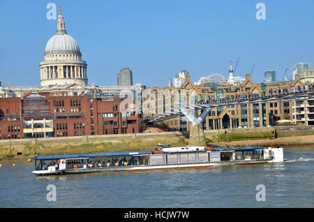 Londra, UK, 17/03/2016 giornata soleggiata sul Tamigi. Occupato Millenium Bridge e la cattedrale di St Paul Foto Stock