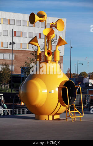 Trondheim, Norvegia - 17 Ottobre 2016: scultura moderna che cosa fa il fiordo dire. Realizzato dall'artista stantio Sorensen, è stato ispirato dai Beatles Subma giallo Foto Stock