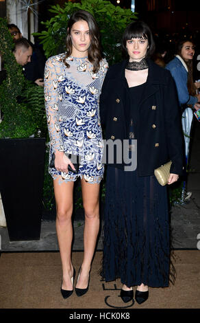 Sam Rollinson (destra) e Charlotte Wiggins frequentando l'Evening Standard Film Awards a Claridge's, Brook Street, Londra. Foto Stock