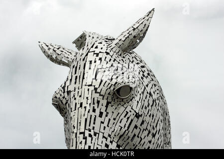 Dettaglio di uno degli enormi Kelpie sculture di cavalli che siedono in Helix Park, Falkirk, Scozia. Essi sono opera di Andy Scott. Foto Stock