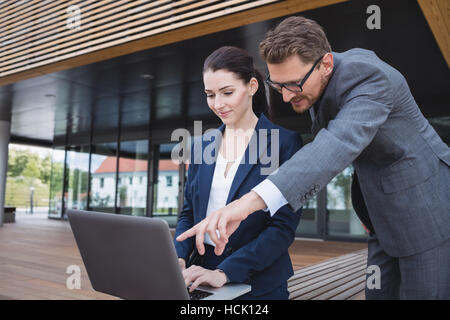 Imprenditrice e collega utilizzando laptop Foto Stock