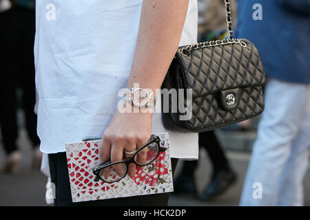 Donna con rosa Rolex Datejust orologi e Chanel borsa in pelle prima di Salvatore Ferragamo fashion show, la Settimana della Moda Milanese street. Foto Stock