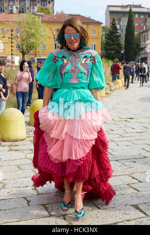 Anna Dello Russo con abiti lunghi in rosa rosso e turchese colori prima di Gucci fashion show, la Settimana della Moda Milanese street style. Foto Stock