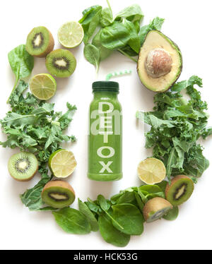 Imbottigliato frullato verde circondato con frutta e verdura compresi gli spinaci kale e avocado Foto Stock