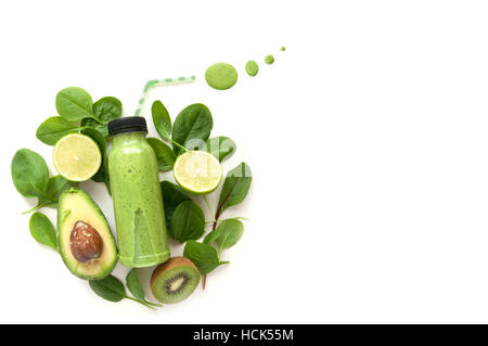 Imbottigliato detox drink circondati dal verde alimenti compresi gli spinaci e kiwi Foto Stock