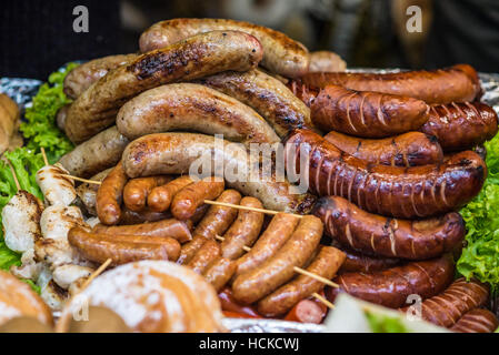 Deliziose salsicce fritte a bordo Foto Stock