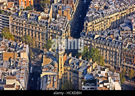 Vista del quartiere tipico sulla riva destra del fiume Senna (7 ° arrondissement - Gros-Caillou) dalla corda della Torre Eiffel, Parigi, Francia. Foto Stock