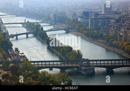 Ponti sul fiume Senna. Vista dalla Torre Eiffel, Parigi, Francia Foto Stock