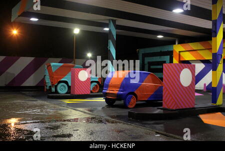 Un manichino di gas o stazione di benzina / pompa di notte la creazione di senso di impatto di aumentare/diminuire i prezzi del petrolio artisticamente Foto Stock