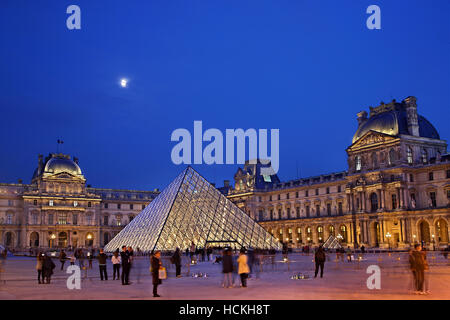 Il museo del Louvre (Musée du Louvre) e la sua piramide in vetro (architetto: I.M. Pei), Parigi, Francia. Foto Stock