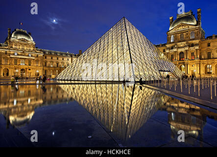 La piramide di vetro (architetto: I.M. Pei), del museo del Louvre (Musée du Louvre), Parigi, Francia. Foto Stock