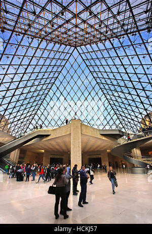Presso l'entrata principale del museo del Louvre, sotto la famosa piramide di vetro. Parigi, Francia. Foto Stock
