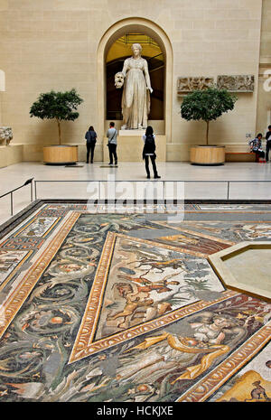 La Sfinge del cortile con il 'Seasons' pavimento a mosaico e una statua di Melpomene :, Denon ala, museo del Louvre di Parigi, Francia. Foto Stock