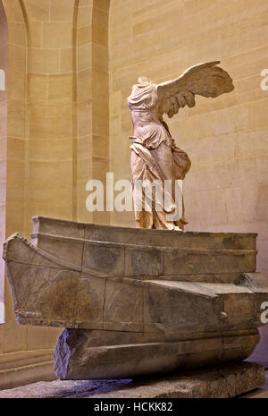 Il 'Vittoria Alata ("Nike') di Samotracia", il museo del Louvre di Parigi, Francia. Foto Stock