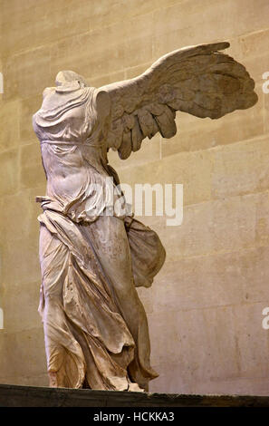 Il 'Vittoria Alata ("Nike') di Samotracia", il museo del Louvre di Parigi, Francia. Foto Stock