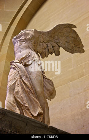 Il 'Vittoria Alata ("Nike') di Samotracia", il museo del Louvre di Parigi, Francia. Foto Stock