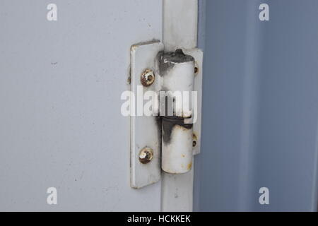 Rusty utilizzati per impieghi pesanti in acciaio cerniera della porta Foto Stock